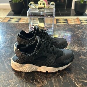 Air Huarache by Nike Women’s